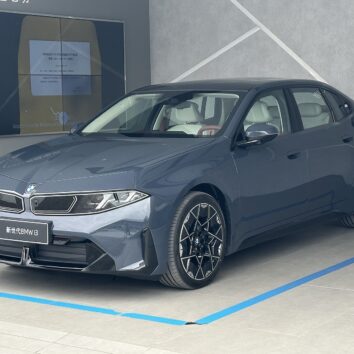 Новий BMW i3 з подовженою базою для Китаю в салоні дилера