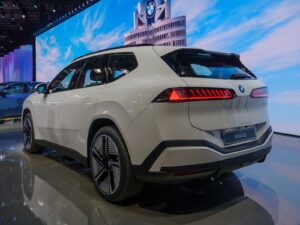 BMW iX4 проїде до 828 км і коштує на £4 500 більше за iX3 — 5 речей про новинку