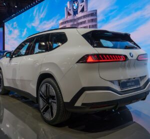 BMW iX3 50 на IAA 2025 — технічна основа нового iX4