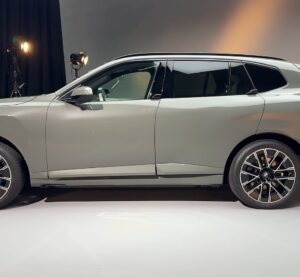 Електричний BMW iX5 нового покоління G65 збоку