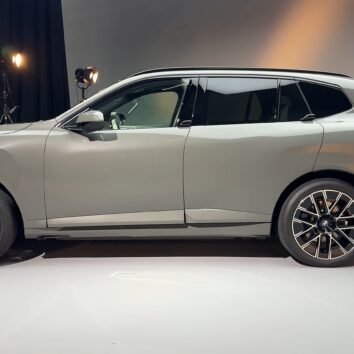 Електричний BMW iX5 нового покоління G65 збоку