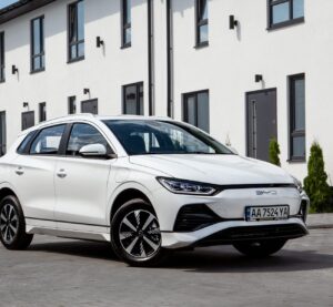 Електромобіль BYD e2 з українськими номерами в Києві