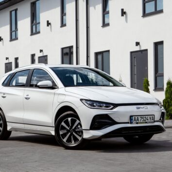 Електромобіль BYD e2 з українськими номерами в Києві