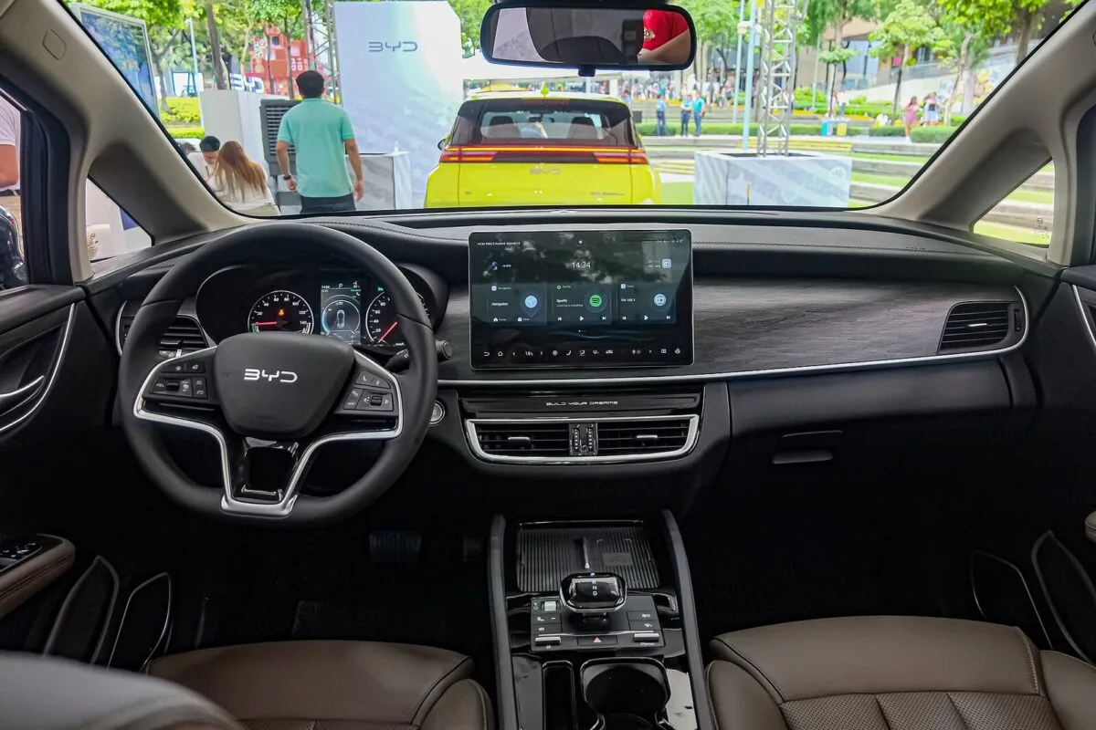 Салон BYD eMAX 7 Superior Captain с отдельными креслами второго ряда