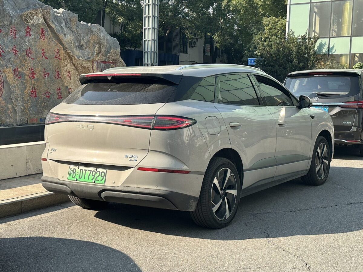 BYD Sea Lion 06 EV сзади: светодиодная полоса через всю корму