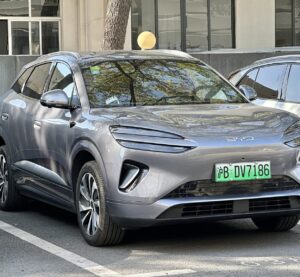 Сірий BYD Sea Lion 06 EV, вигляд спереду
