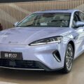 BYD Seal 07 першого покоління в дилерському салоні в Китаї