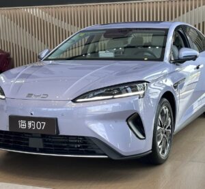BYD Seal 07 першого покоління в дилерському салоні в Китаї