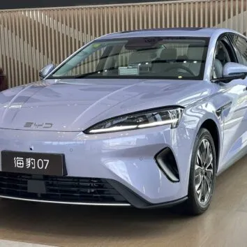 BYD Seal 07 першого покоління в дилерському салоні в Китаї
