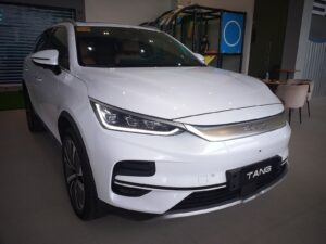 Два екрани замість приладів і 850 км запасу ходу. Що BYD уже показала в новому Tang