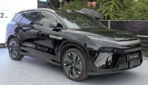 455 чи 764 к.с.? Чим відрізняються дві версії семимісного BYD Atto 8 для Європи