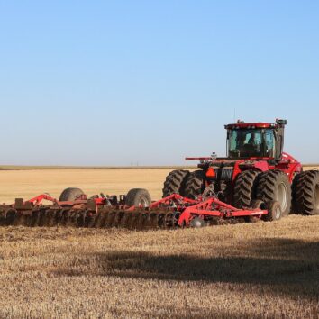 Трактор Case IH Steiger 600 з дисковою бороною в полі