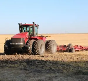 Трактор Case IH Steiger 600 обробляє стерню після жнив біля Тиврова на Вінниччині