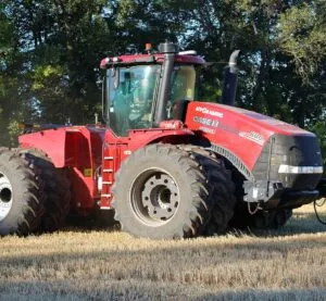Трактор Case IH Steiger 600 на полі після жнив