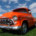 Пікап Chevrolet 3100 1957 року з хромованими дисками на виставці в Києві