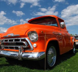 Пікап Chevrolet 3100 1957 року з хромованими дисками на виставці в Києві