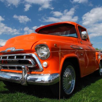 Пікап Chevrolet 3100 1957 року з хромованими дисками на виставці в Києві