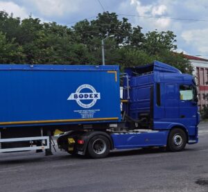 Тягач DAF з напівпричепом на вулиці Дніпра