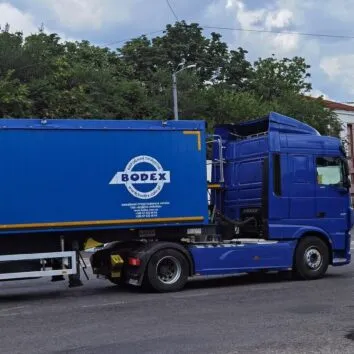 Тягач DAF з напівпричепом на вулиці Дніпра