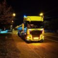 Тягач DAF XF з цистерною вночі на вулиці Дніпра
