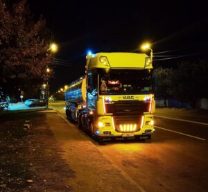 Тягач DAF XF з цистерною вночі на вулиці Дніпра