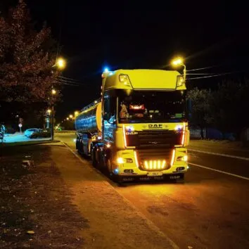 Тягач DAF XF з цистерною вночі на вулиці Дніпра