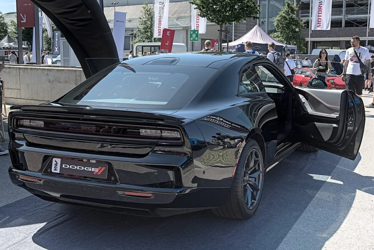 Электрический Dodge Charger Daytona сзади
