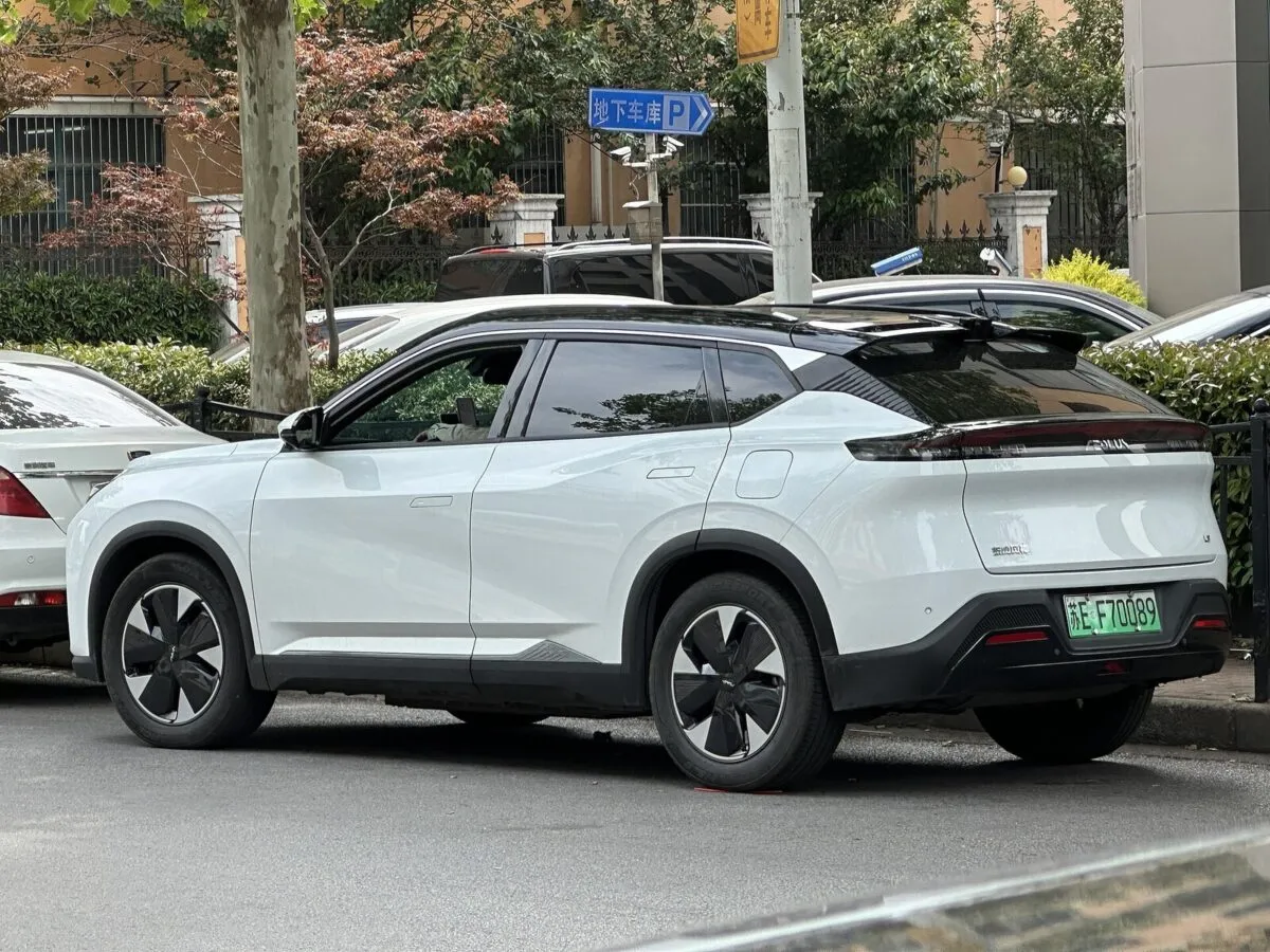 Dongfeng Aeolus L7, на базі якого зроблено Hedmos 06