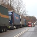 Черга вантажівок на трасі E372 біля пункту пропуску Гребенне