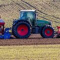 Трактор Fendt 716 Vario із сівалкою в полі в Німеччині