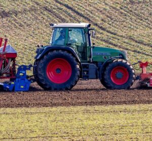 Трактор Fendt 716 Vario із сівалкою в полі в Німеччині