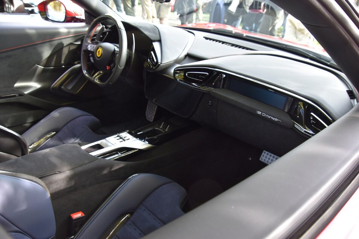 Салон звичайного Ferrari 12Cilindri: замість важеля — консоль із кнопками коробки DCT