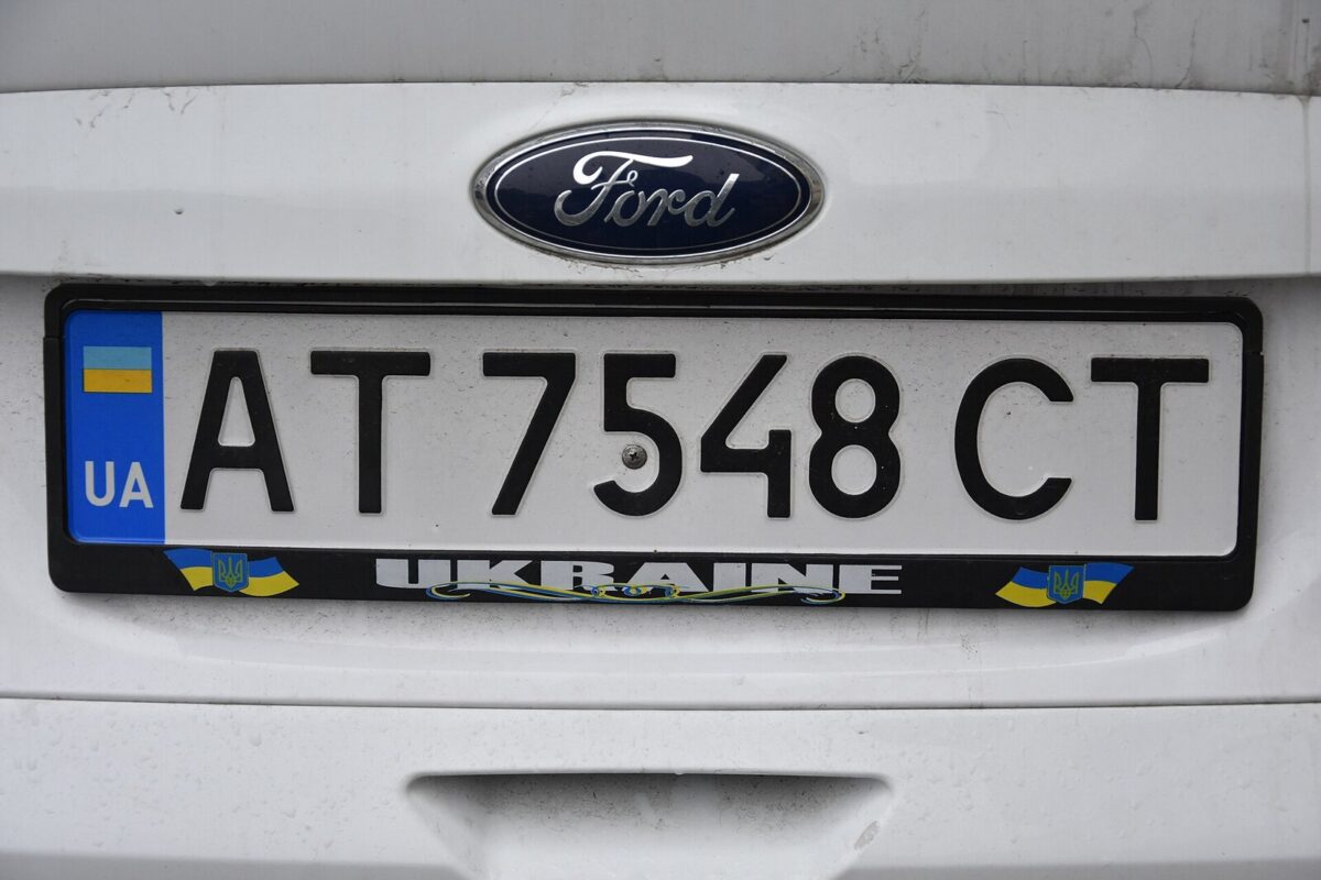 Український номерний знак на автомобілі Ford