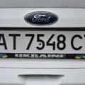 Український номерний знак на автомобілі Ford