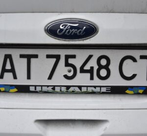 Український номерний знак на автомобілі Ford