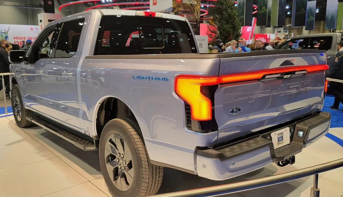 Ford F-150 Lightning сзади
