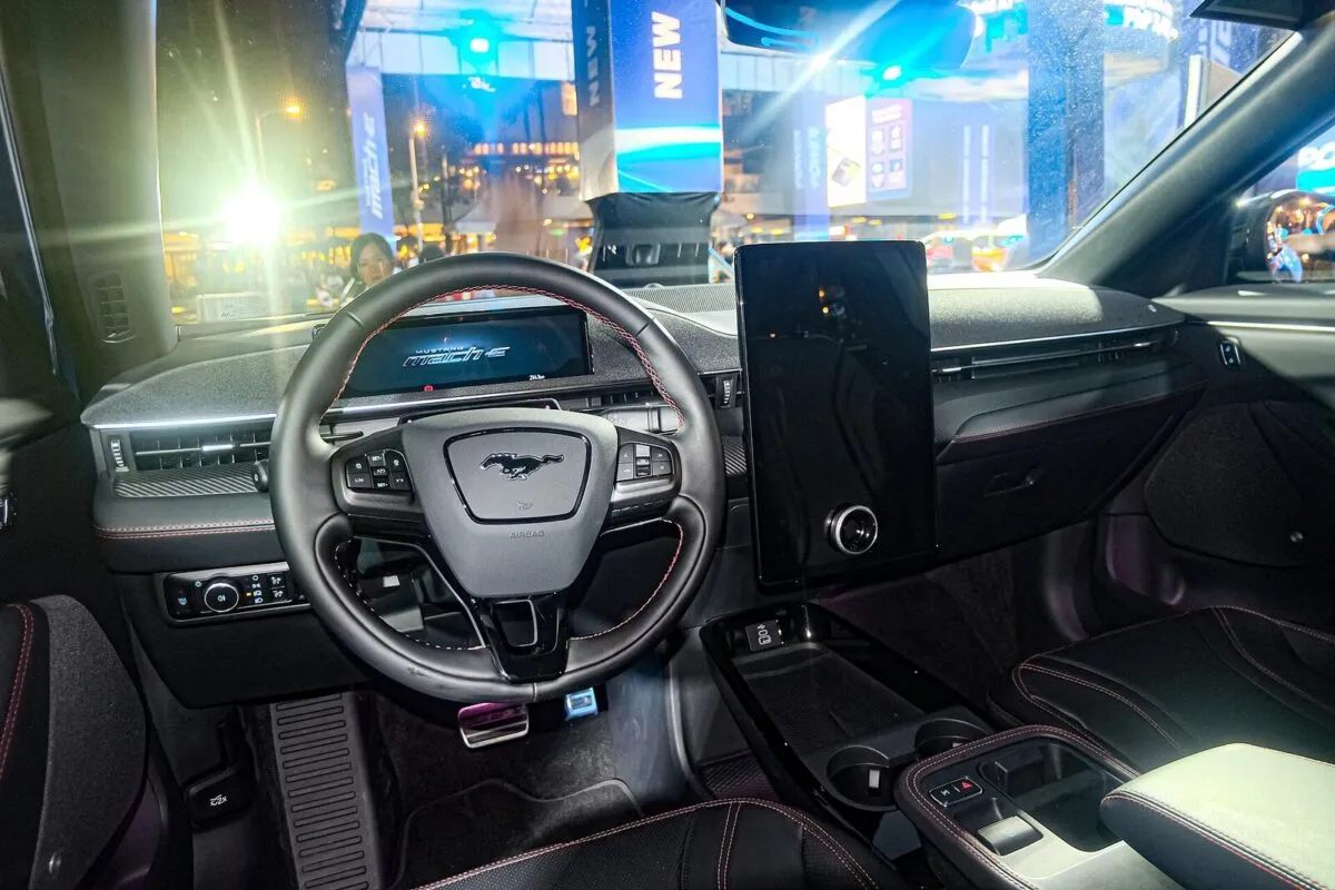 Салон Ford Mustang Mach-E з вертикальним екраном мультимедіа