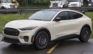 Mustang Mach-E 2027 подешевел почти во всех версиях, а базовый получил большую батарею