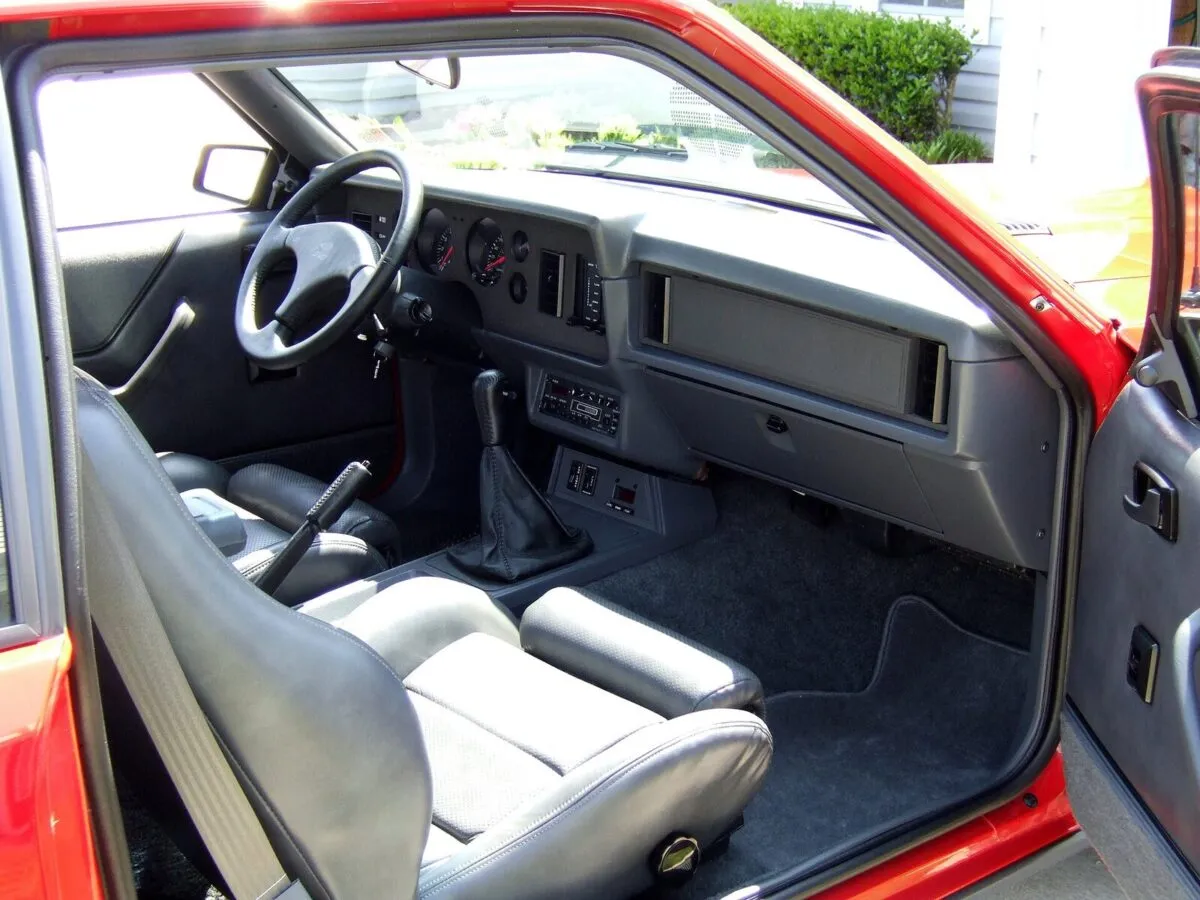 Салон Ford Mustang SVO 1986 года