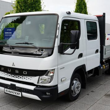 Вантажівка FUSO Canter 3C15D з подвійною кабіною і бортовою платформою