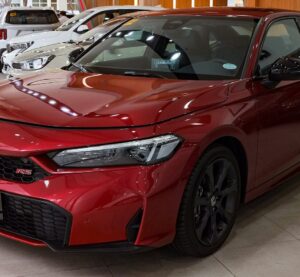 Гібридна Honda Civic e:HEV у червоному кольорі