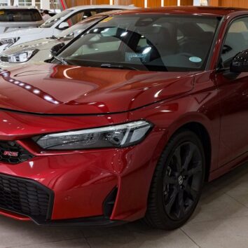 Гібридна Honda Civic e:HEV у червоному кольорі