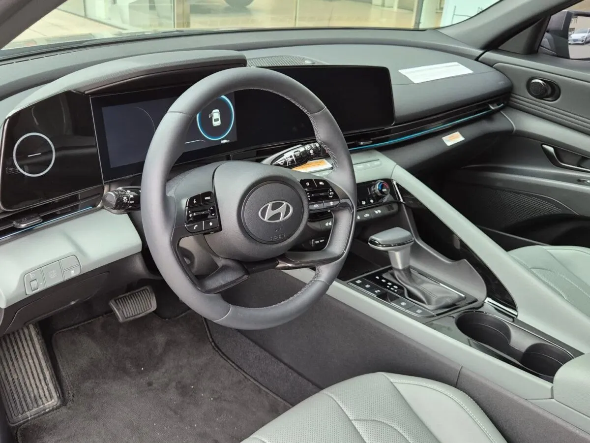 Салон Hyundai Avante (Elantra) Hybrid после обновления