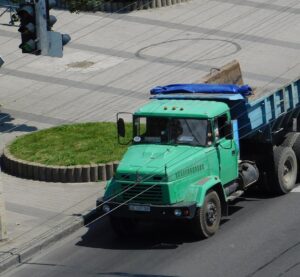 Самоскид КрАЗ із вантажем на вулиці Дніпра