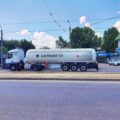 Бензовоз Укрнафти на вулиці Дніпра