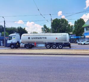 Бензовоз Укрнафти на вулиці Дніпра