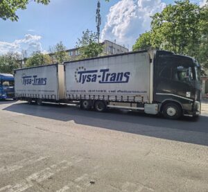 Вантажівка з причепом (автопоїзд) на вулиці Дніпра