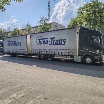 Вантажівка з причепом (автопоїзд) на вулиці Дніпра