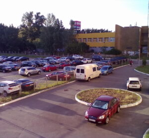Парковка біля супермаркету в Києві