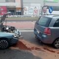 Наслідки зіткнення двох легковиків на вулиці в польському Сяноку